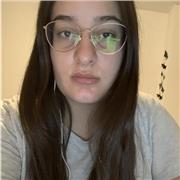 Profesora imparte clases a niños/as desde infantil a secundaria